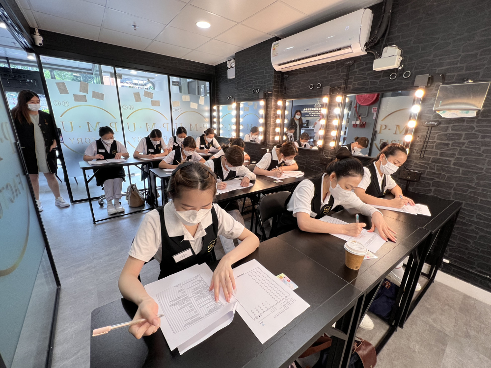 資歷考核實務操作評估現場 – VTCT Skills ITEC / HKQF / IQA 美容資歷考核場景，考官評估學員的實務操作表現，實務操作佔比分數權重普遍高於理論筆試。