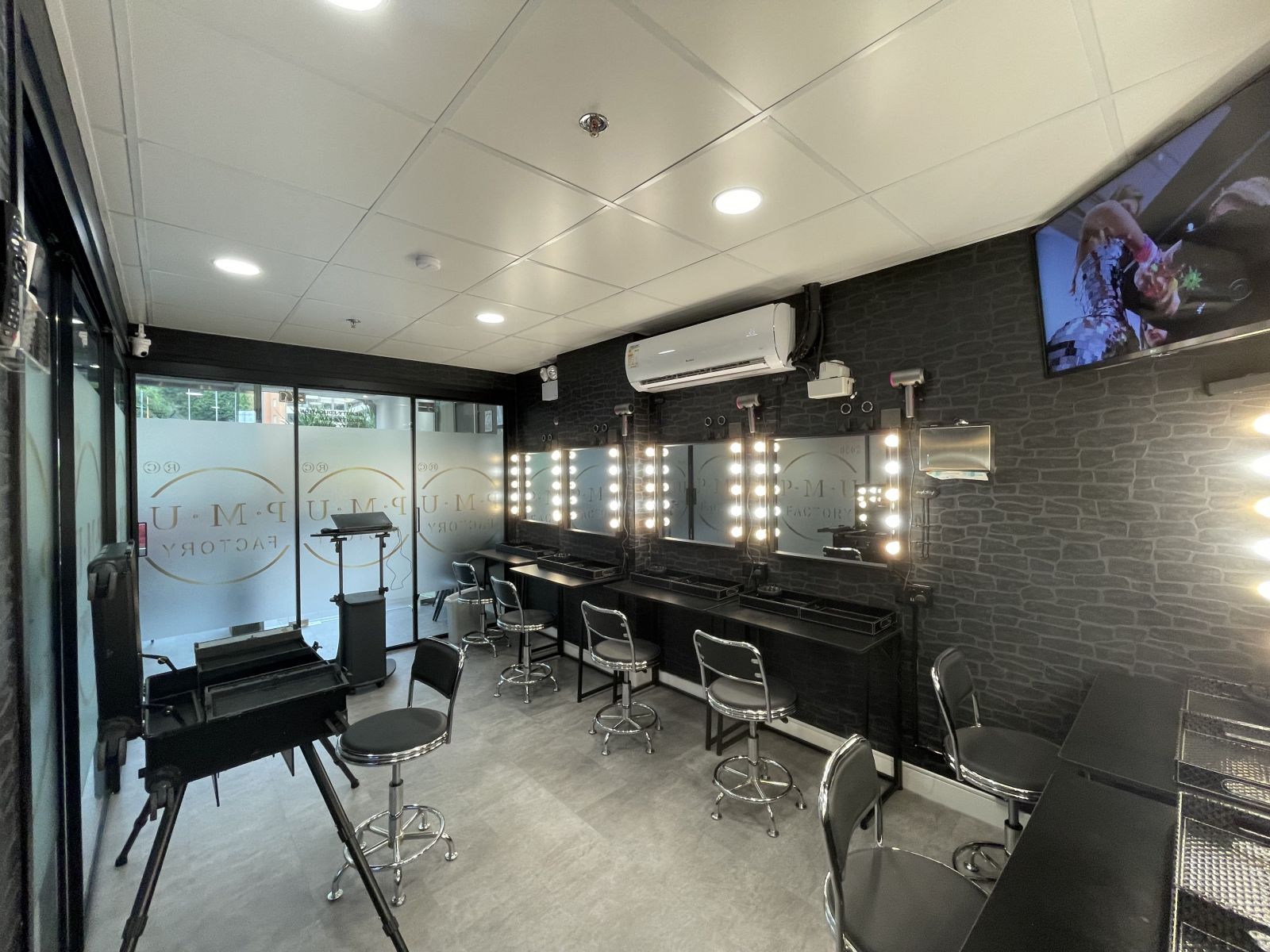 LUSTER BEAUTY LBEDU PMU FACTORY FUNCTION ROOM FOR MAKEUP AND HAIR STYLING
