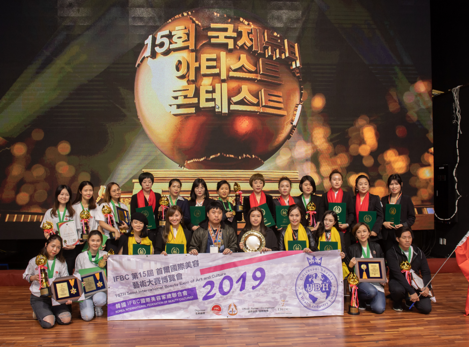 學員參加2025年韓國IFBC IBEAC國際大賽，榮獲多項金銀獎，與評審合影留念