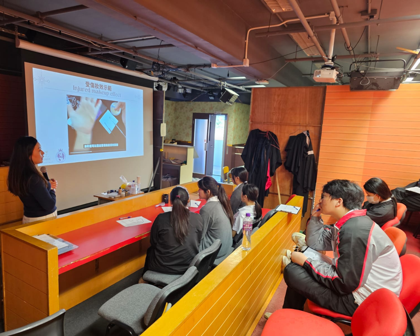 學生在特技化妝課程中實踐學習