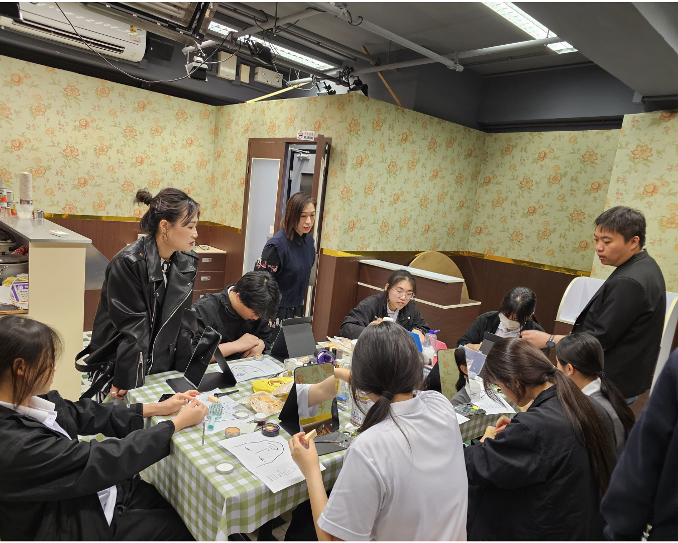 學生展示特技化妝成果